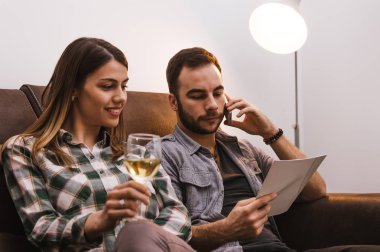 çift kanepede oturuyor.