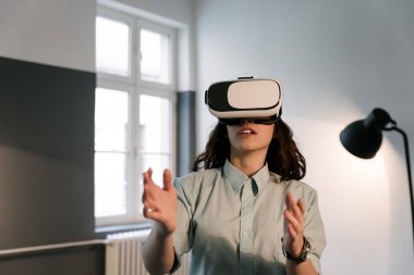 Neşeli genç kız Vr kulaklık 