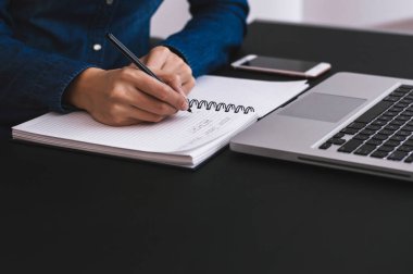 genç kadın yazılı notlar