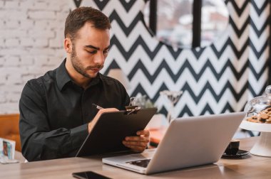 kafede oturan genç adam