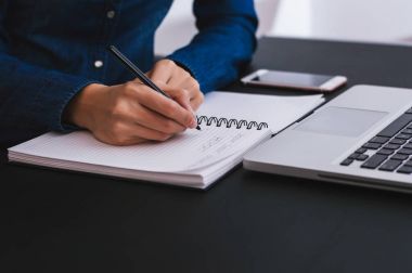 genç kadın yazılı notlar