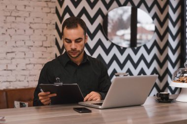 kafede oturan genç adam