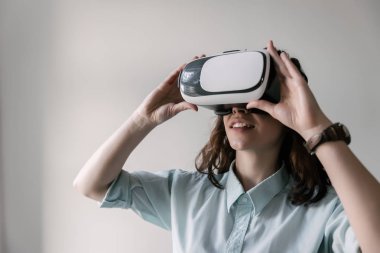 Genç sanal gerçeklik kullanan kadın 