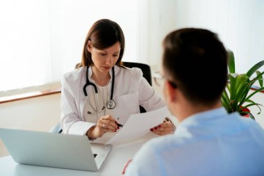 Doktor raporlama erkek hasta