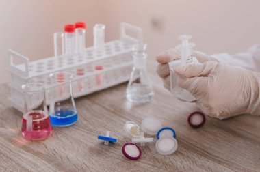 Laboratuvarda çalışan bilim adamı.