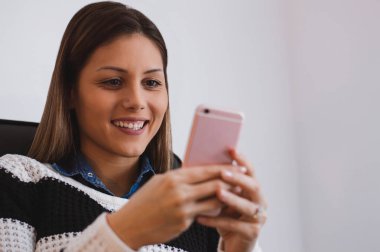 İş kadını akıllı telefon kullanıyor.