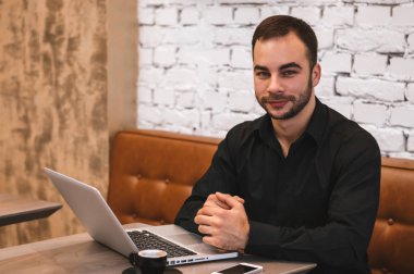 kafede oturan genç adam