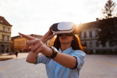 sanal gerçeklik gözlük kullanan kız