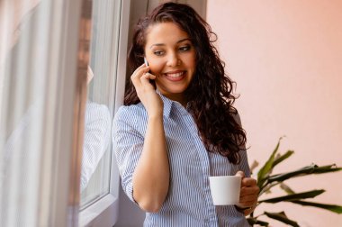 Akıllı telefon kullanan kıvırcık kız