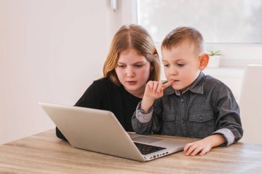 Bilgisayarda oynayan çocuklar