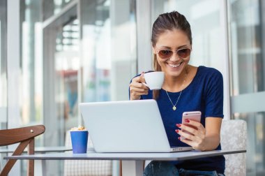  Akıllı telefon kullanan kadın