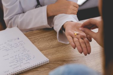 Doktor hastaya ilaç vererek