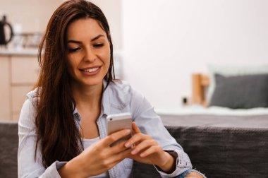 Akıllı telefon kullanan güzel bir kadın. 