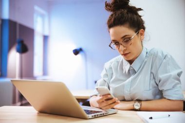 kız öğrenci dizüstü kullanarak 