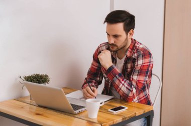 dizüstü bilgisayar kullanan yakışıklı adam 