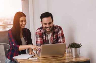 Genç çiftin birlikte çalışma 