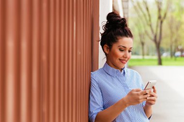 Kız telefonu kullanarak mavi gömlekli