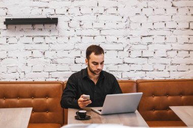 kafede oturan genç adam