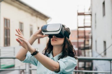 sanal gerçeklik gözlük kullanan kız