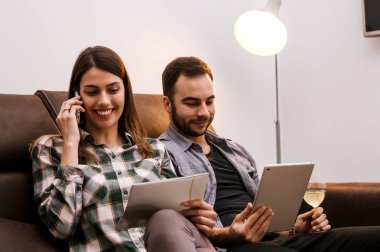 Genç çift izlerken tablet 