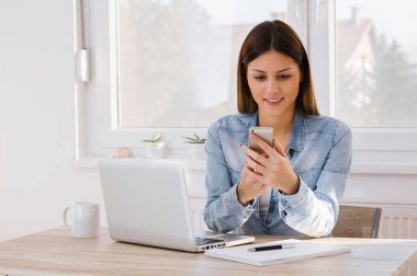 Smartphone kullanarak iş kadını