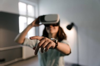 Neşeli genç kız Vr kulaklık 