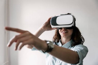 Genç sanal gerçeklik kullanan kadın 