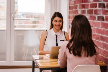 dizüstü bilgisayar kullanan arkadaşlar 