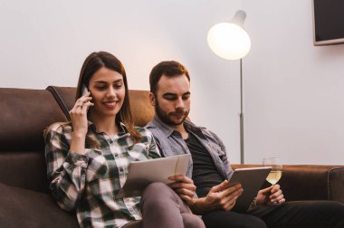 Genç çift izlerken tablet 