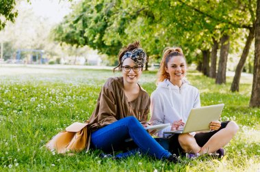 dizüstü bilgisayar kullanan kadın   