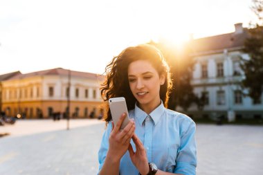 akıllı telefon kullanan güzel kız 