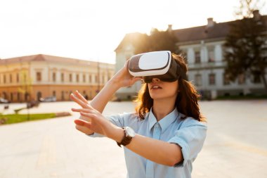 sanal gerçeklik gözlük kullanan kız
