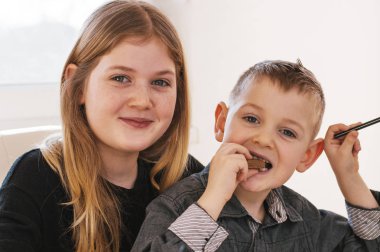 Yemek masasında oturan çocuklar