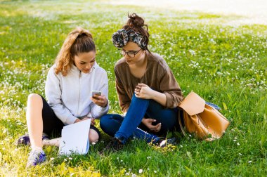 Cep telefonu kullaranarak kadınlar