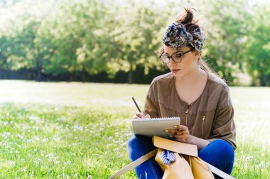 kadınla çimenlerin üzerinde eğitim