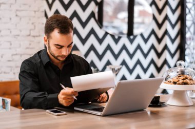 kafede oturan genç adam