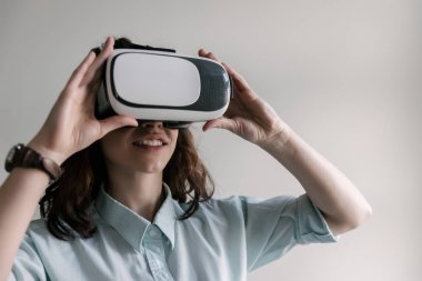 Genç sanal gerçeklik kullanan kadın 