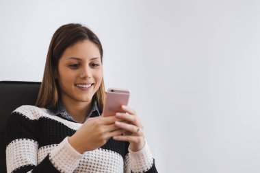 İş kadını akıllı telefon kullanıyor.
