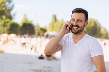 mobilephone kullanan genç adam