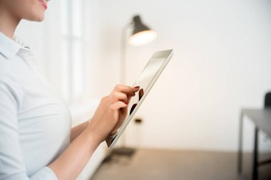 Tablet bilgisayar kullanan kadın 