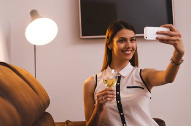 Cep telefonu kullanan kadın