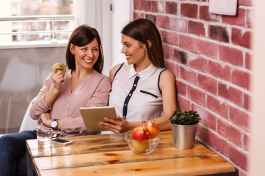 arkadaşlar tablet kullanma