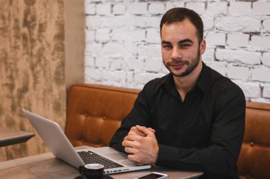 kafede oturan genç adam