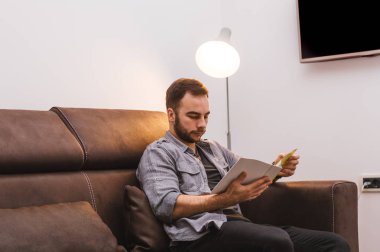 İşadamı okuma dergi evde