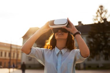 sanal gerçeklik gözlük kullanan kız