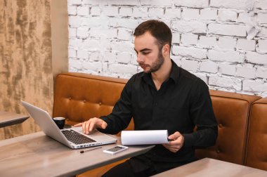 kafede oturan genç adam