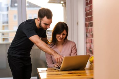 genç bir çift laptop ile çalışma