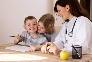 Doktor ve Kliniği'nde oynayan çocuklar