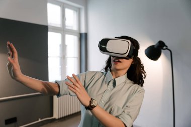 Neşeli genç kız Vr kulaklık 