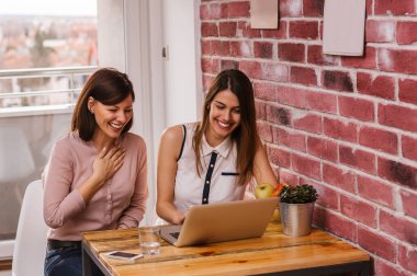 dizüstü bilgisayar kullanan arkadaşlar 